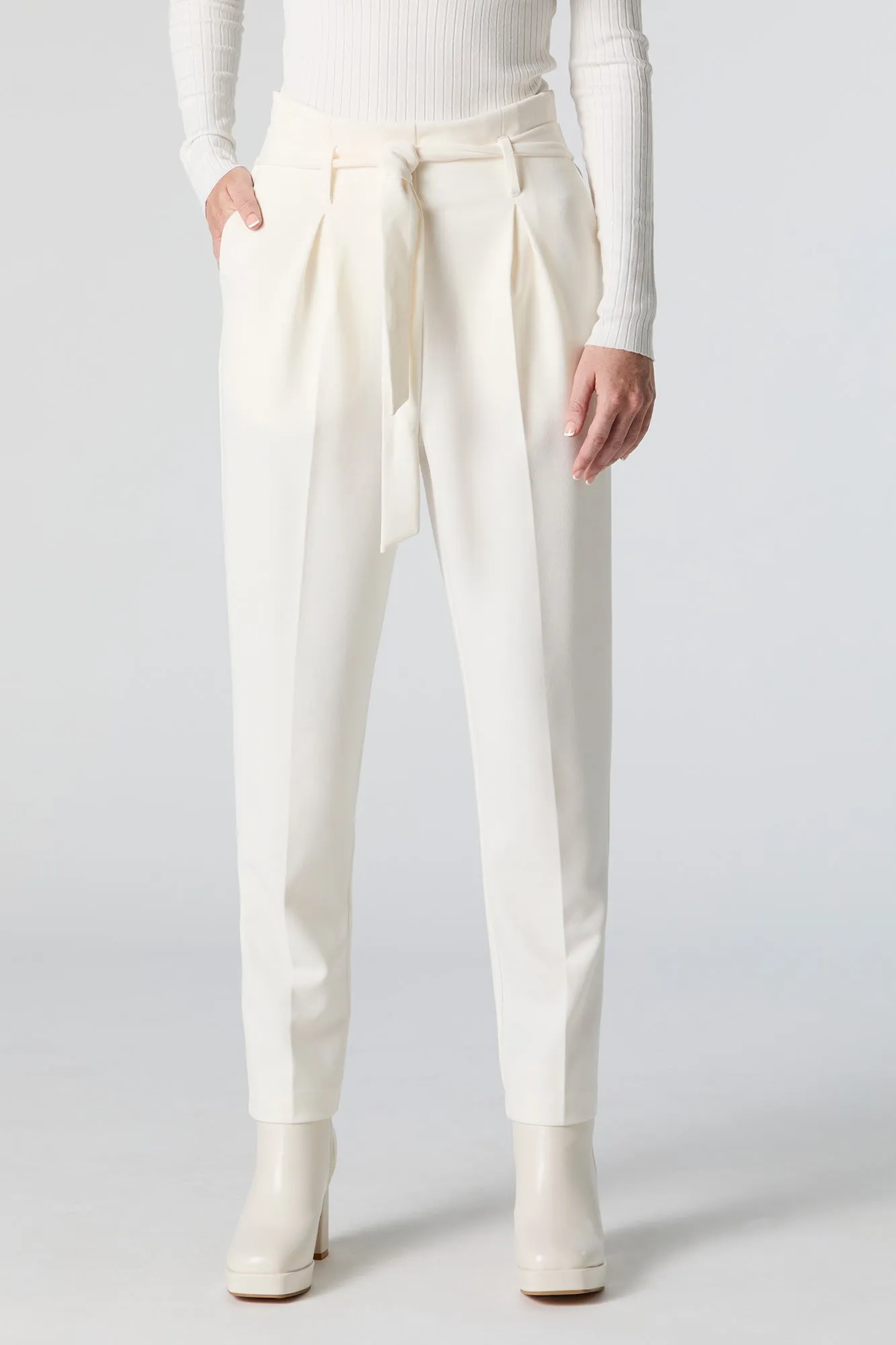 Pantalon habillé à taille cintrée en crêpe