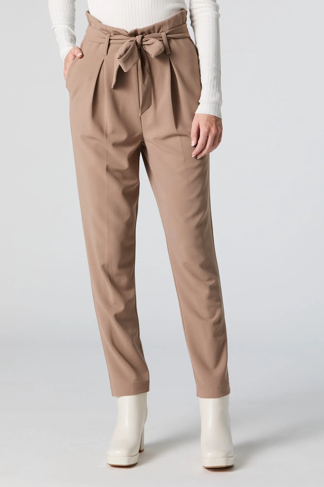 Pantalon habillé à taille cintrée en crêpe