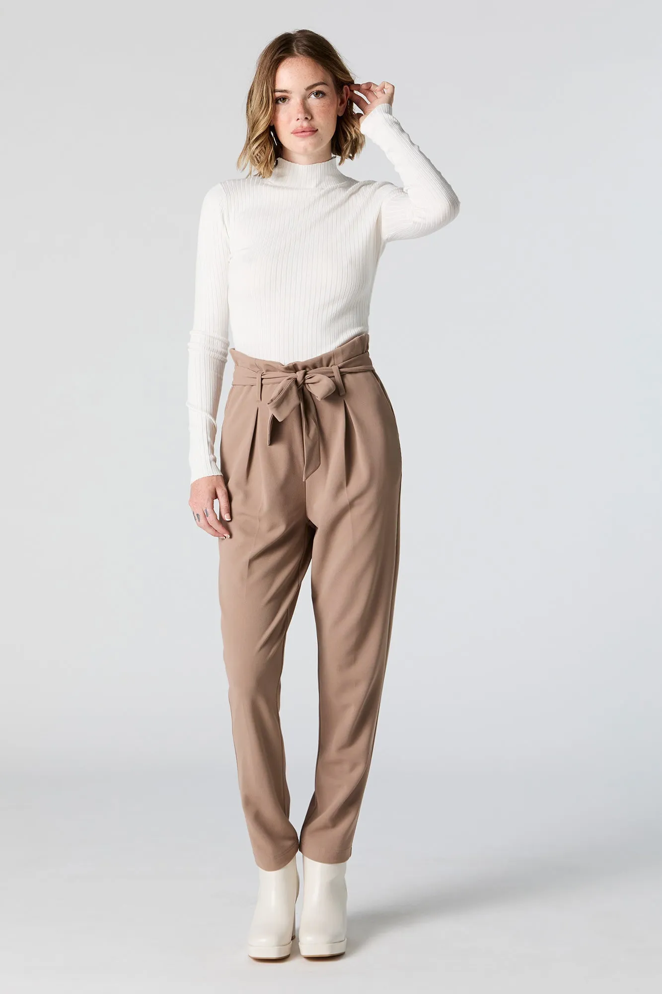 Pantalon habillé à taille cintrée en crêpe