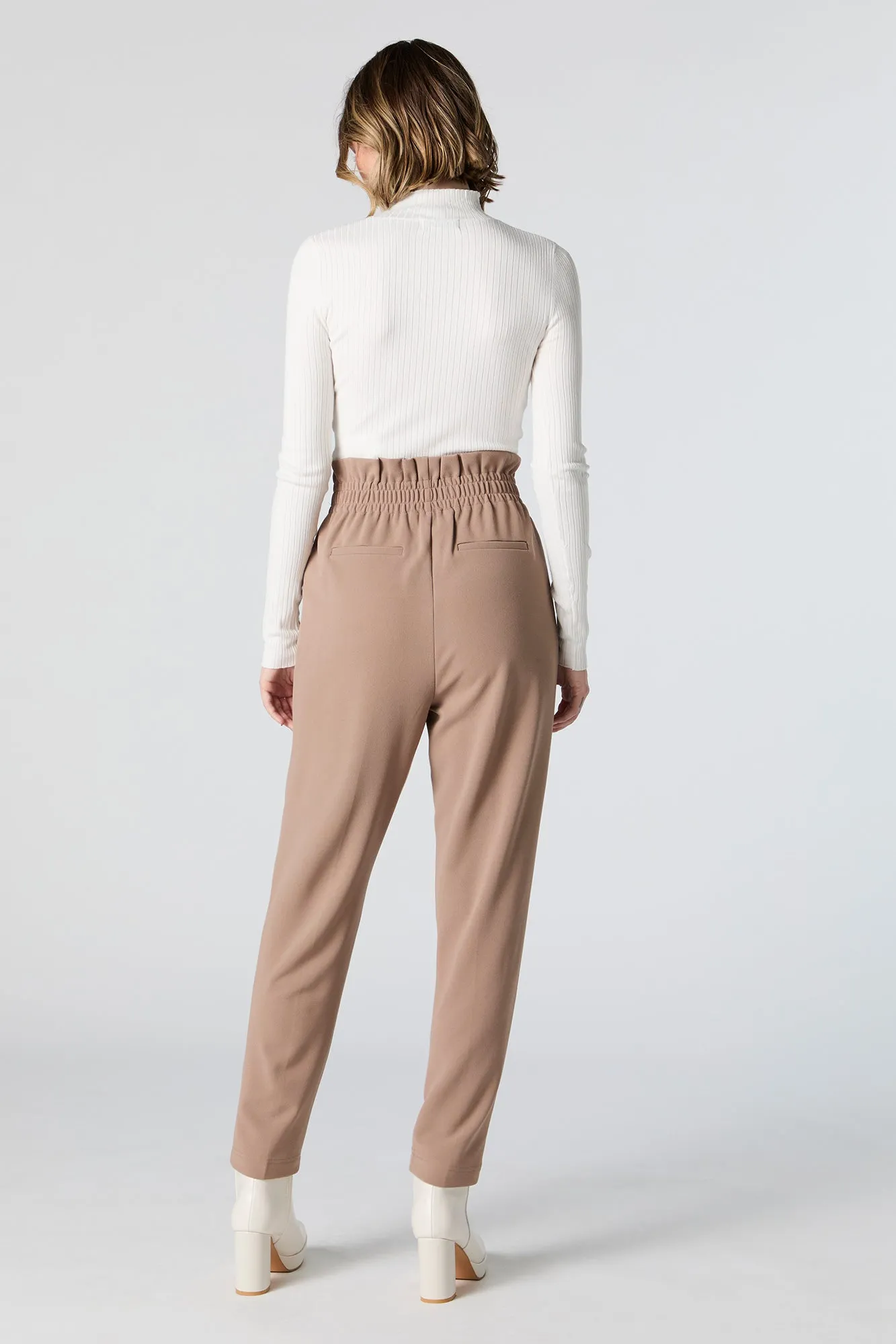 Pantalon habillé à taille cintrée en crêpe