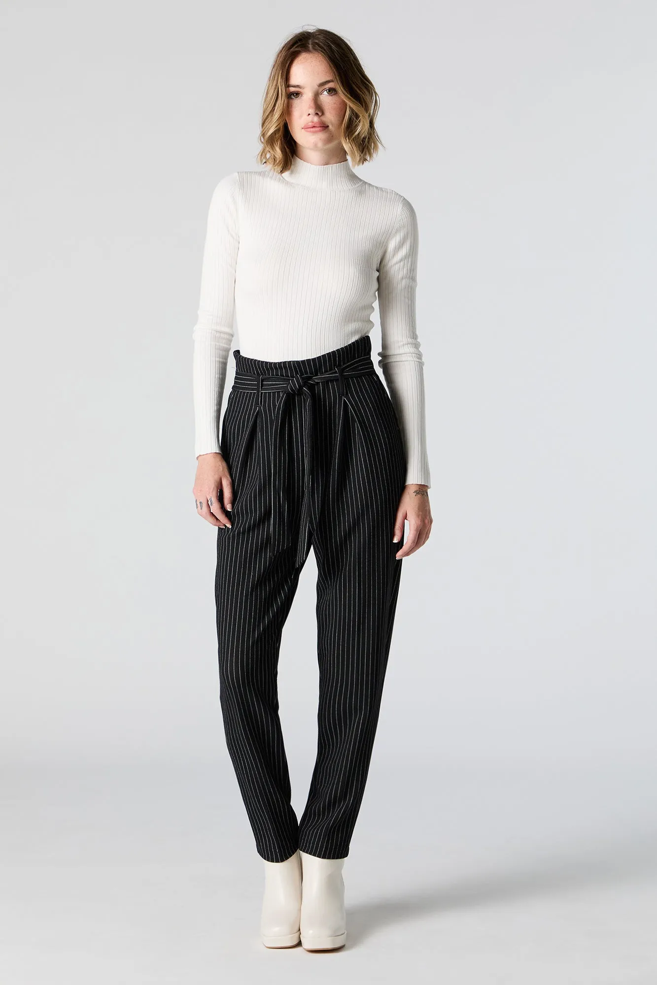 Pantalon habillé à taille cintrée en crêpe