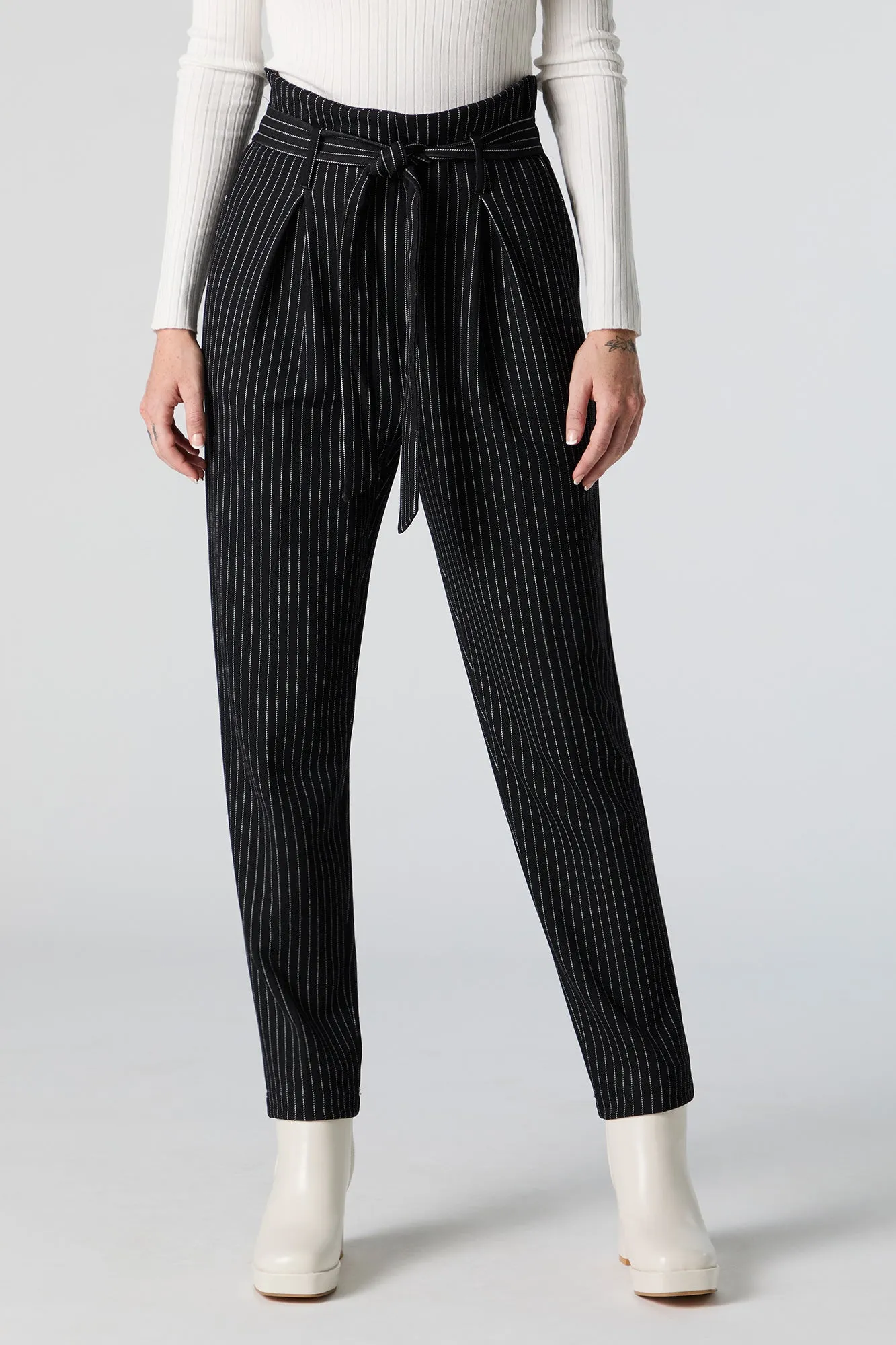 Pantalon habillé à taille cintrée en crêpe